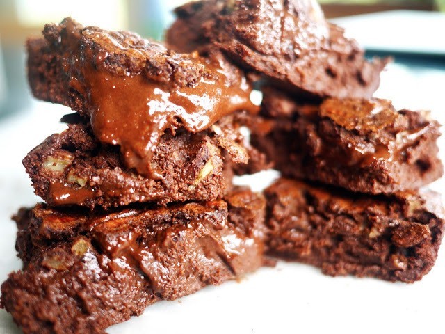 100calchocolatefudgebrownies-2-UxK4zgViipfyja5iQzJmfk