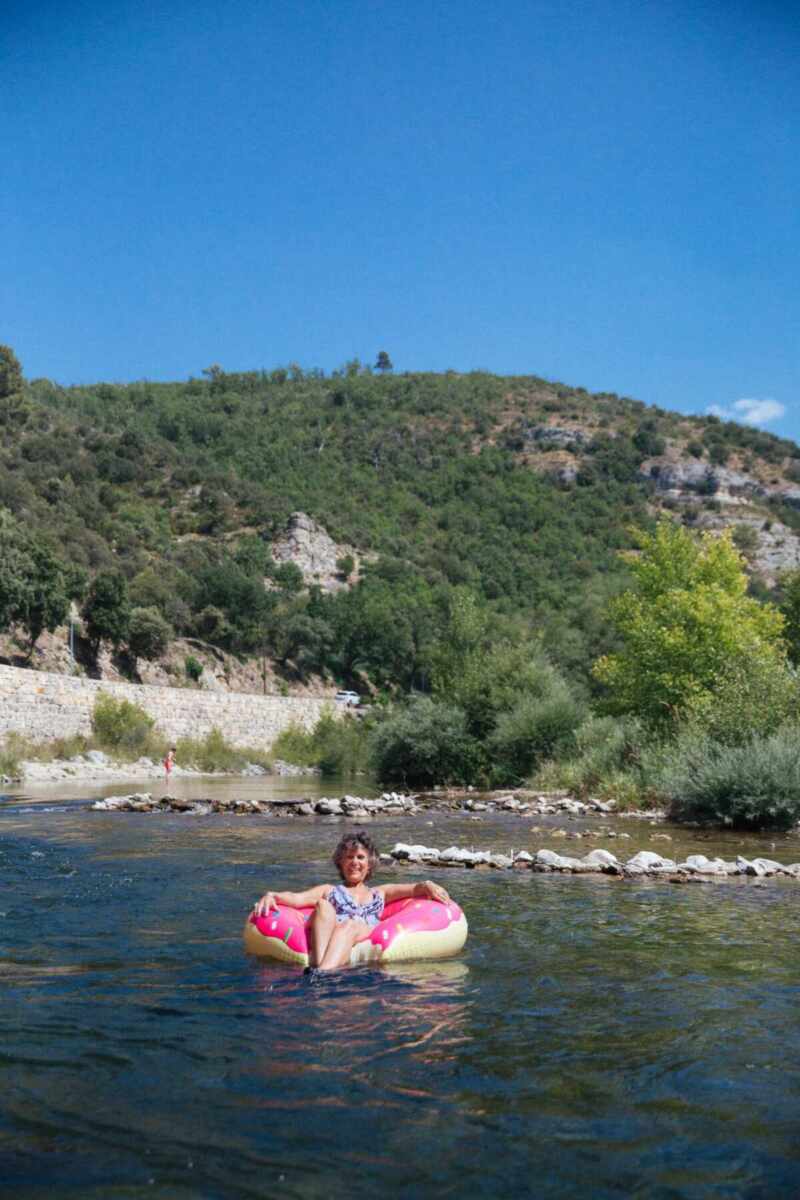 Riverside picnic Provence-10